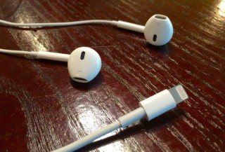 iPhone-7-EarPods headphones