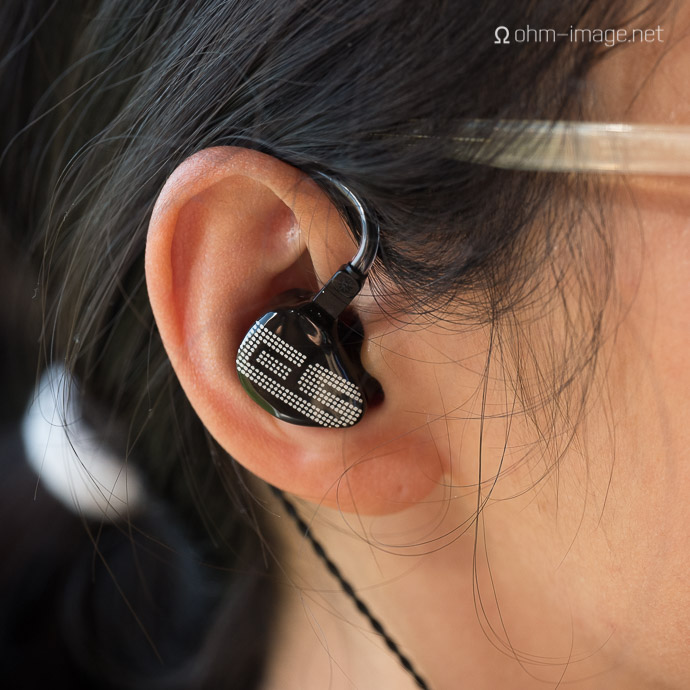  A girl wears Earsonics S-EM9 earphone